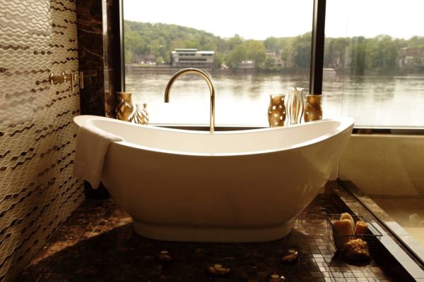 lambertville-station-suite-tub-view